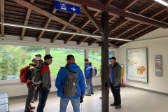 Warten-auf-die-Felsenegg-Gondel